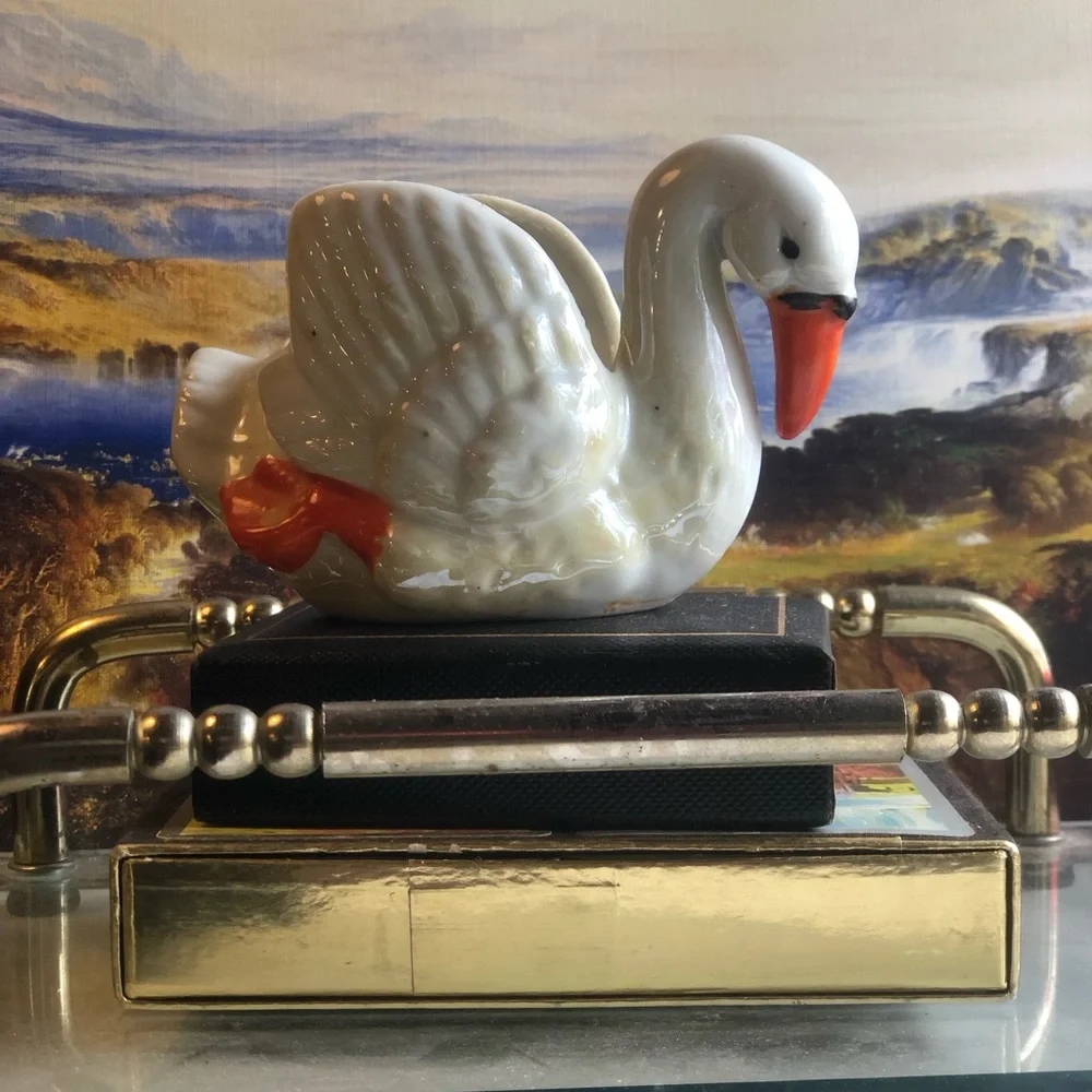 🦢VINTAGE Ceramic Swan Figurine with Orange Beak - made in Japan 🦢